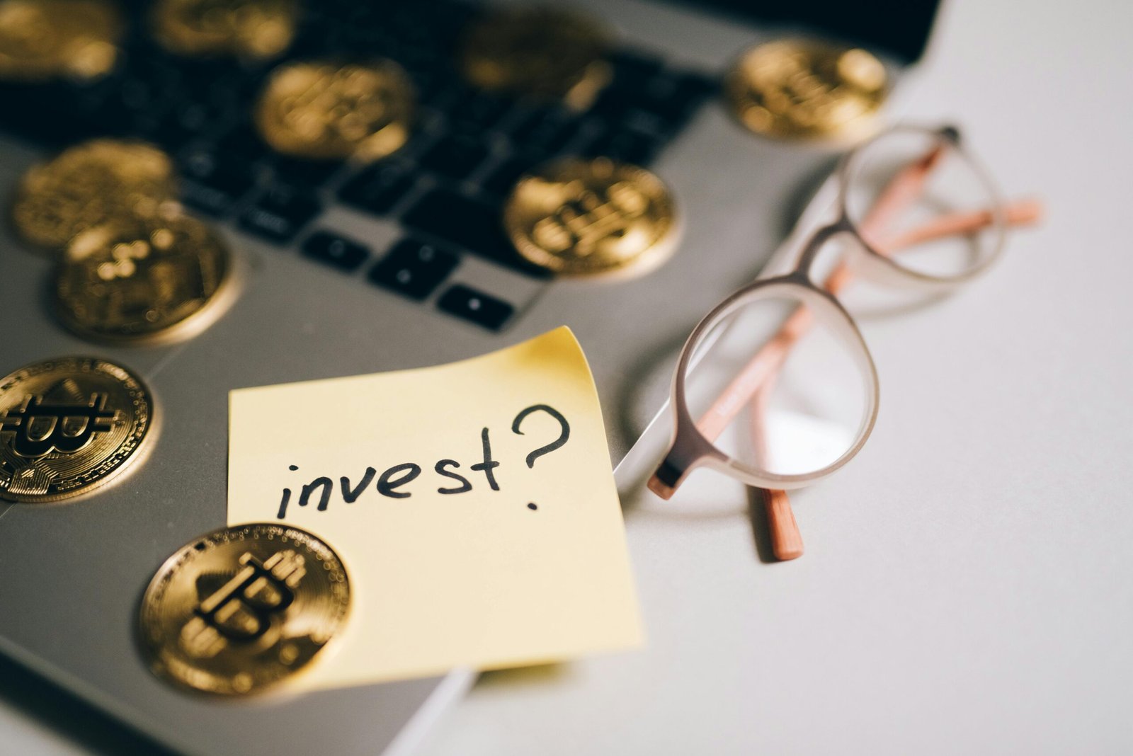Inversiones: Laptop con Monedas de Oro