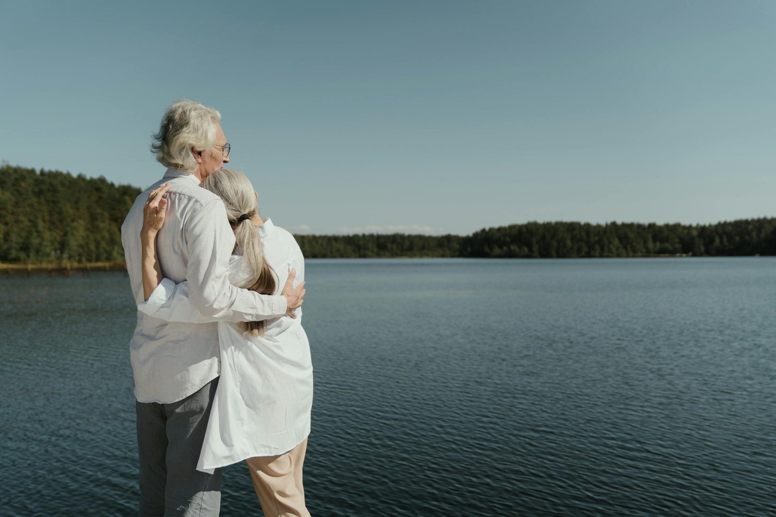 jubilacion-adultos-lago Pensiones: Pareja adulta viendo el lago